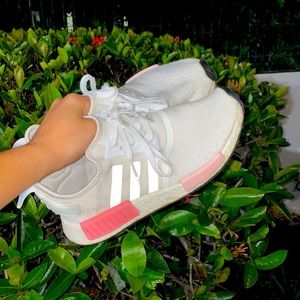 This are the NMD_R1 ‘White Rose’